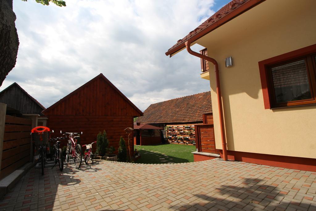 Villa Lienka Besenova Bagian luar foto